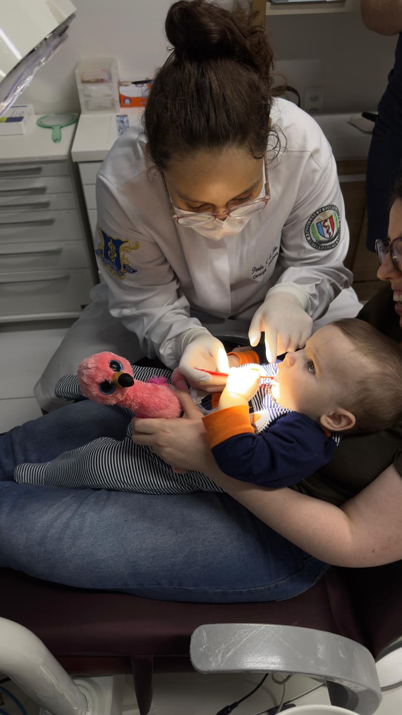 Dra Paula Lins atendendo bebê com cuidado especial