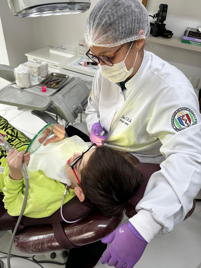 Dra Paula Lins atendendo criança com necessidades especiais