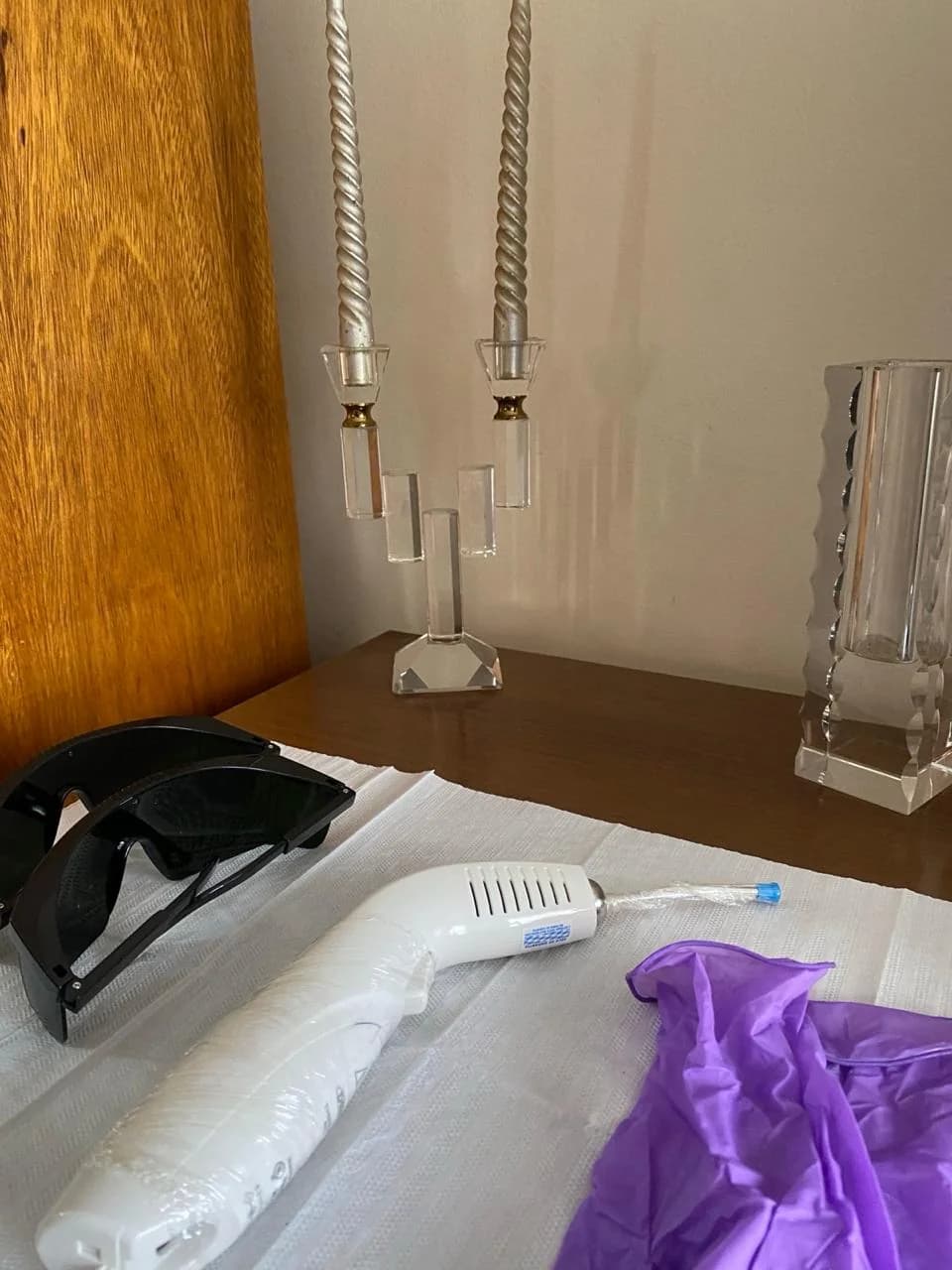 Equipamento de laserterapia e itens de proteção em ambiente odontológico